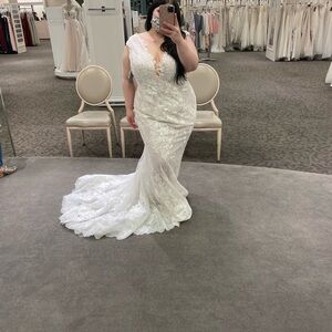 Elegant White Lace Wedding Dress - BRAND NEW NEVER BEEN WORN